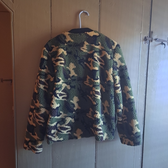 Sanctuary Forest Green & Tan Camouflage Fleece Jacket. Size medium. - Picture 3 of 5